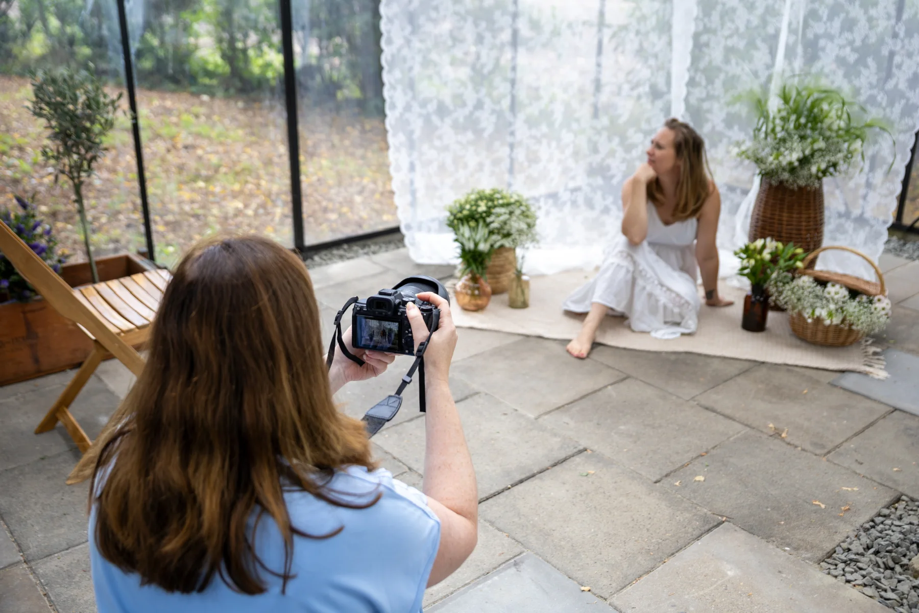 Fotograaf aan het werk tijdens een fotoshoot in de kas