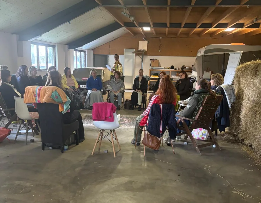 Deelnemers die samen schilderen tijdens een creatieve workshop
